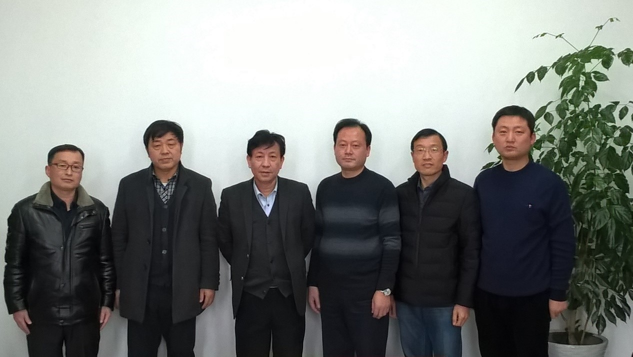 范以宁教授（左三）与分析测试中心和巨乳av-a片线上看
部分专家教授合影